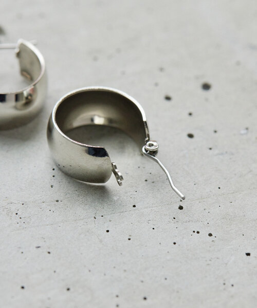 ear PAPILLONNER(イアパピヨネ)の「《インフルエンサーuchida企画》キャッチレス/金属アレルギー対応/ステンレス/20mm/幅広ミニフープピアス(ピアス(両耳用)・レディース・シルバー/ゴールド・FREE)」の6枚目の写真