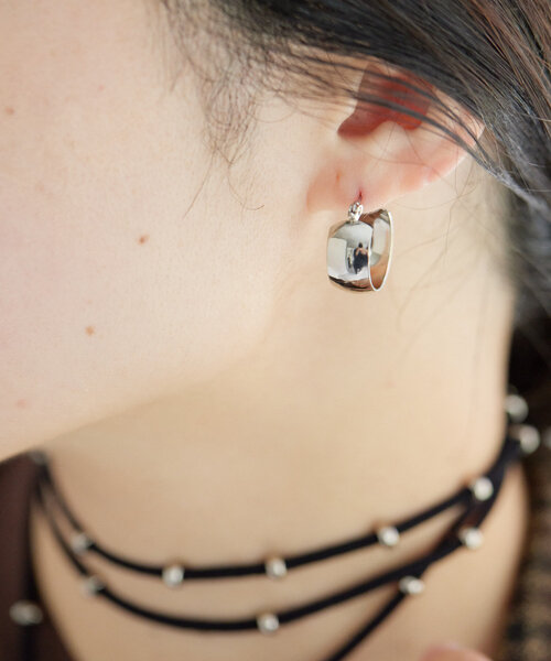 ear PAPILLONNER(イアパピヨネ)の「《インフルエンサーuchida企画》キャッチレス/金属アレルギー対応/ステンレス/20mm/幅広ミニフープピアス(ピアス(両耳用)・レディース・シルバー/ゴールド・FREE)」の7枚目の写真