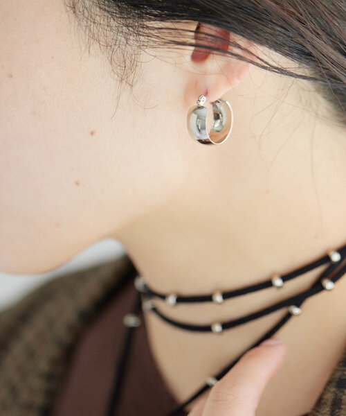 ear PAPILLONNER(イアパピヨネ)の「《インフルエンサーuchida企画》キャッチレス/金属アレルギー対応/ステンレス/20mm/幅広ミニフープピアス(ピアス(両耳用)・レディース・シルバー/ゴールド・FREE)」の8枚目の写真