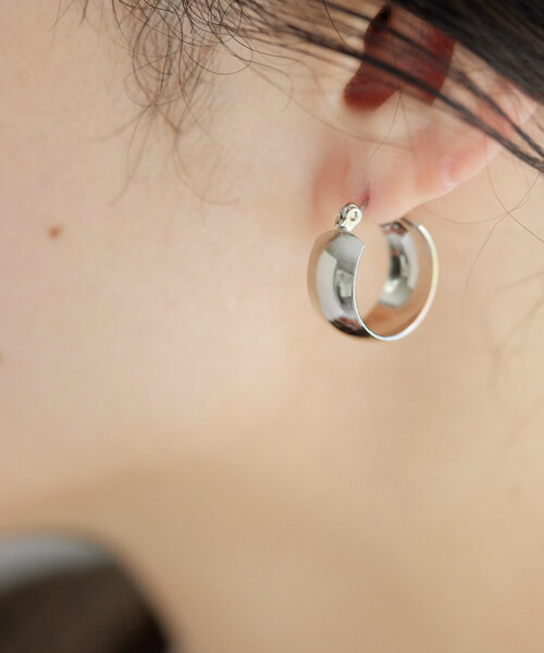 ear PAPILLONNER(イアパピヨネ)の「《インフルエンサーuchida企画》キャッチレス/金属アレルギー対応/ステンレス/20mm/幅広ミニフープピアス(ピアス(両耳用)・レディース・シルバー/ゴールド・FREE)」の9枚目の写真