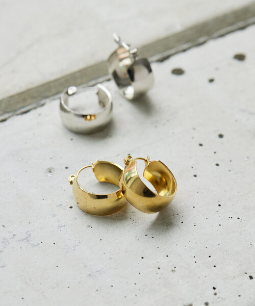ear PAPILLONNER(イアパピヨネ)の「《インフルエンサーuchida企画》キャッチレス/金属アレルギー対応/ステンレス/20mm/幅広ミニフープピアス(ピアス(両耳用)・レディース・シルバー/ゴールド・FREE)」の10枚目の写真