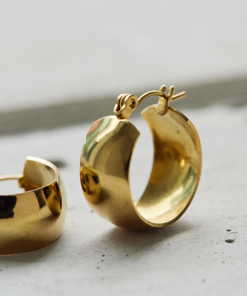ear PAPILLONNER(イアパピヨネ)の「《インフルエンサーuchida企画》キャッチレス/金属アレルギー対応/ステンレス/20mm/幅広ミニフープピアス(ピアス(両耳用)・レディース・シルバー/ゴールド・FREE)」の12枚目の写真
