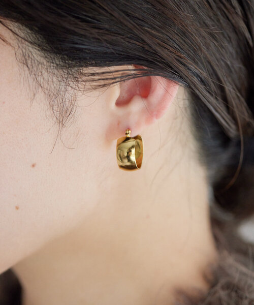 ear PAPILLONNER(イアパピヨネ)の「《インフルエンサーuchida企画》キャッチレス/金属アレルギー対応/ステンレス/20mm/幅広ミニフープピアス(ピアス(両耳用)・レディース・シルバー/ゴールド・FREE)」の13枚目の写真