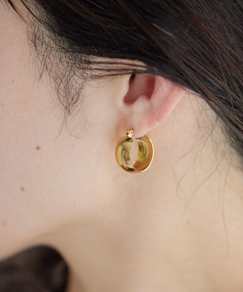 ear PAPILLONNER(イアパピヨネ)の「《インフルエンサーuchida企画》キャッチレス/金属アレルギー対応/ステンレス/20mm/幅広ミニフープピアス(ピアス(両耳用)・レディース・シルバー/ゴールド・FREE)」の14枚目の写真