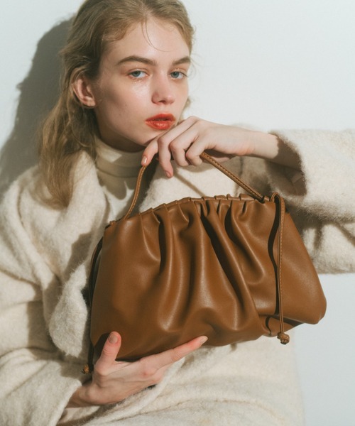 【セール】フェイクレザーギャザーバッグ/500mlペットボトル収納可能（ショルダーバッグ）｜ECREL（エクレール） 5,643円