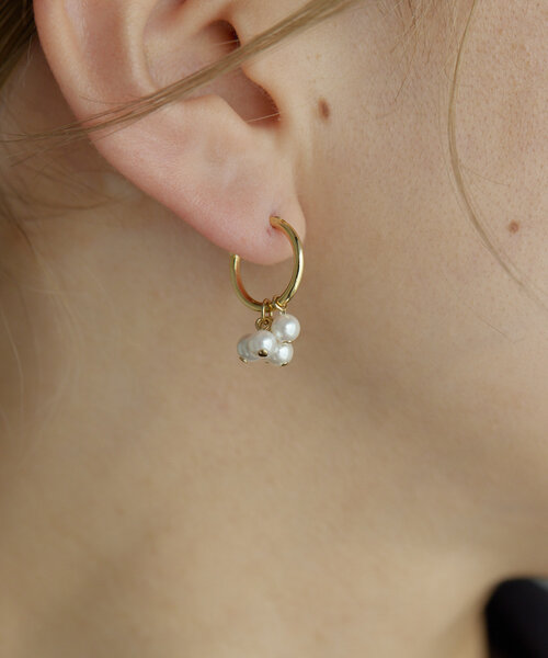 ear PAPILLONNER(イアパピヨネ)の「《キャッチレス》粒パールフープピアス(ピアス(両耳用)・レディース・シルバー/ゴールド・FREE)」の2枚目の写真
