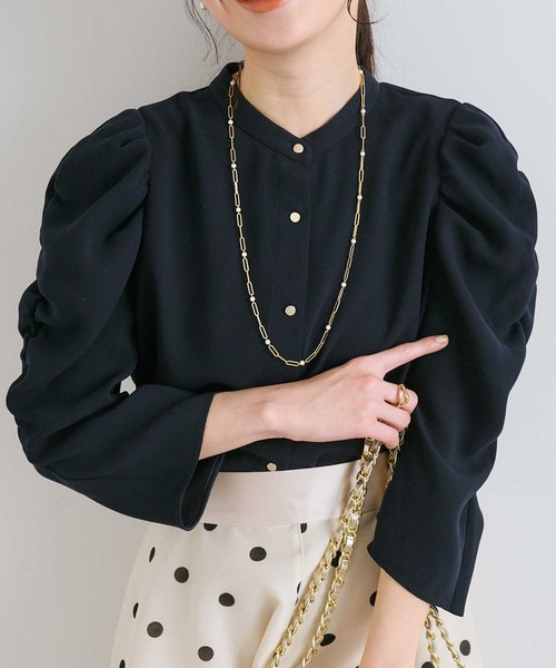 La boutique BonBon(ラブティックボンボン)の「【名品・美人見え】パワショルクロップドブラウス(シャツ/ブラウス・レディース・ネイビー/オフホワイト/サックスブルー・FREE)」の2枚目の写真