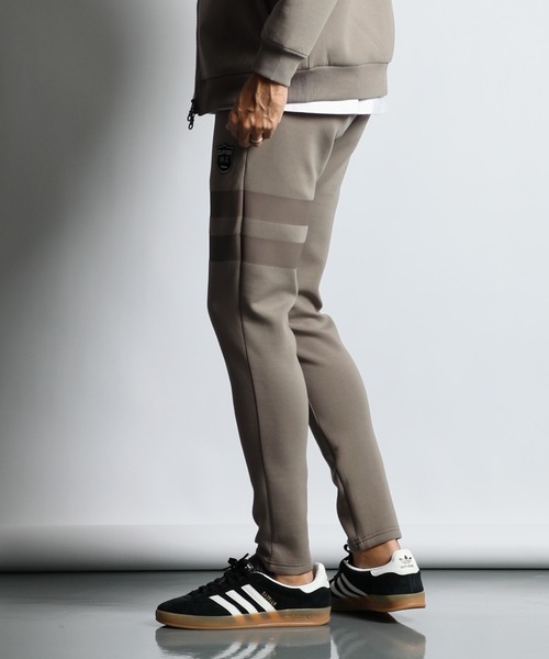 The DUFFER of ST.GEORGE（ザダファーオブセントジョージ）の「〔BLACK LABEL〕"SORONA" ATHLETIC SLIM PANTS：セットアップ ダンボールニット スリムパンツ（スウェットパンツ・メンズ・ブラック/ブラック系その他/グレイッシュベージュ・SMALL/MEDIUM/LARGE/X-LARGE）」の11枚目の写真