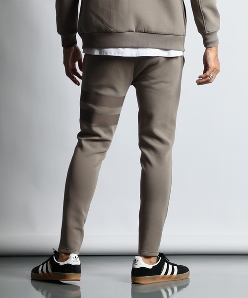 The DUFFER of ST.GEORGE（ザダファーオブセントジョージ）の「〔BLACK LABEL〕"SORONA" ATHLETIC SLIM PANTS：セットアップ ダンボールニット スリムパンツ（スウェットパンツ・メンズ・ブラック/ブラック系その他/グレイッシュベージュ・SMALL/MEDIUM/LARGE/X-LARGE）」の12枚目の写真