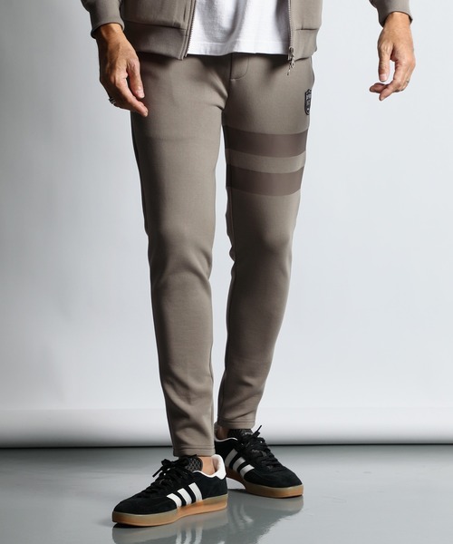 The DUFFER of ST.GEORGE（ザダファーオブセントジョージ）の「〔BLACK LABEL〕"SORONA" ATHLETIC SLIM PANTS：セットアップ ダンボールニット スリムパンツ（スウェットパンツ・メンズ・ブラック/ブラック系その他/グレイッシュベージュ・SMALL/MEDIUM/LARGE/X-LARGE）」の9枚目の写真