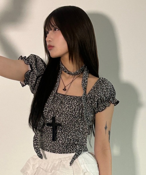 .KOM(ドットコム)の「A'GEM/9 × .kom 『.KOM/ドットケーオーエム』レオパードトップス(その他トップス・レディース・チャコールグレー・FREE)」の1枚目の写真