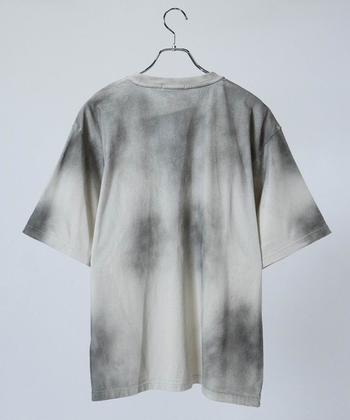 JOHN'S CLOSET(ジョンズクローゼット)の「【13】グランジ加工 フロント刺繍 半袖Tシャツ(Tシャツ/カットソー・メンズ・ホワイト系1/ブラック系1/ブラック系2/ホワイト系2・MEDIUM/LARGE)」の6枚目の写真