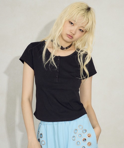 FTW（エフティダブリュー）の「BACK PRINT HENRY TOP（Tシャツ/カットソー・レディース・マスタード/ブラック/オフホワイト・SMALL/MEDIUM）」の21枚目の写真