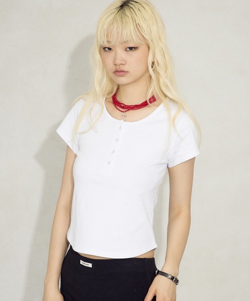 FTW（エフティダブリュー）の「BACK PRINT HENRY TOP（Tシャツ/カットソー・レディース・マスタード/ブラック/オフホワイト・SMALL/MEDIUM）」の15枚目の写真