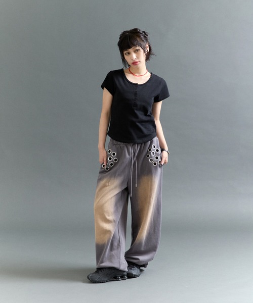 FTW（エフティダブリュー）の「BACK PRINT HENRY TOP（Tシャツ/カットソー・レディース・マスタード/ブラック/オフホワイト・SMALL/MEDIUM）」の9枚目の写真