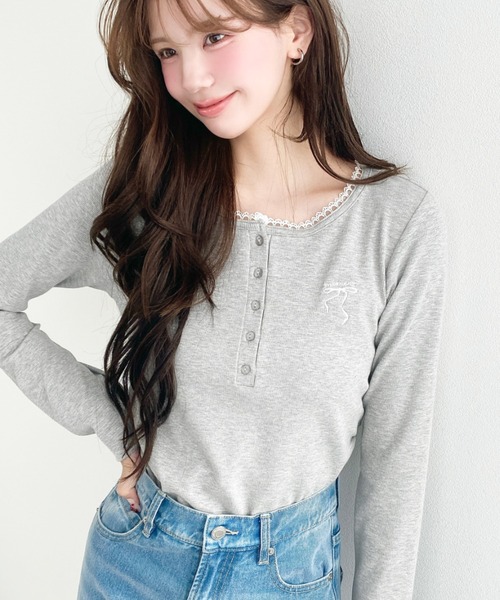 moment+(モーメントプラス)の「ヘンリーネックワンポイント刺繍長袖リブカットソートップス(Tシャツ/カットソー・レディース・ネイビー/チャコールグレー/ブラック/アイボリー/杢グレー・M/L)」の9枚目の写真
