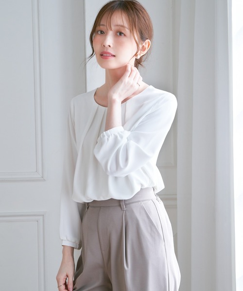 IKKA LOUNGE(イッカラウンジ)の「ネックレス付き裾2段ブラウス(シャツ/ブラウス・レディース・ピンクベージュ/ネイビー/オフホワイト・L/M/S)」の8枚目の写真