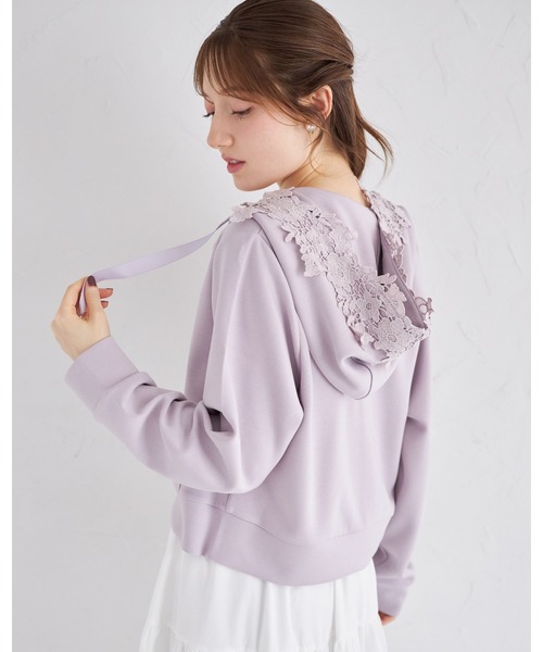 tocco closet(トッコ クローゼット)の「フラワーレース装飾ふんわりスフレタッチジップパーカー(パーカー・レディース・オフホワイト/ベージュ/ラベンダー・M)」の3枚目の写真