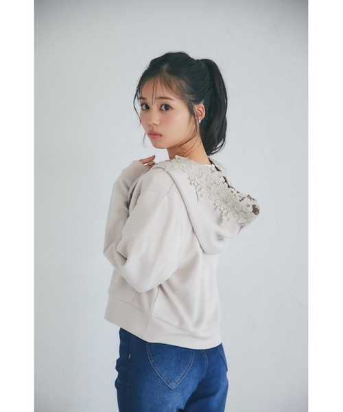 tocco closet(トッコ クローゼット)の「フラワーレース装飾ふんわりスフレタッチジップパーカー(パーカー・レディース・オフホワイト/ベージュ/ラベンダー・M)」の2枚目の写真