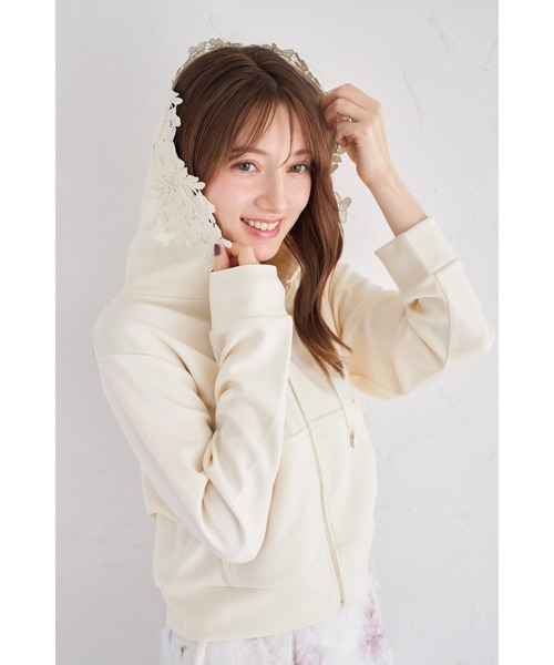 tocco closet(トッコ クローゼット)の「フラワーレース装飾ふんわりスフレタッチジップパーカー(パーカー・レディース・オフホワイト/ベージュ/ラベンダー・M)」の1枚目の写真