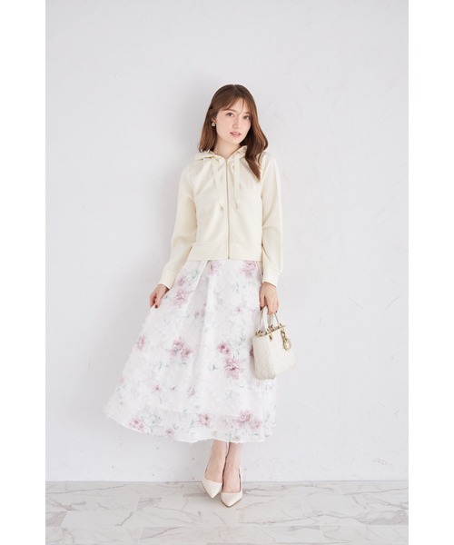 tocco closet(トッコ クローゼット)の「フラワーレース装飾ふんわりスフレタッチジップパーカー(パーカー・レディース・オフホワイト/ベージュ/ラベンダー・M)」の4枚目の写真
