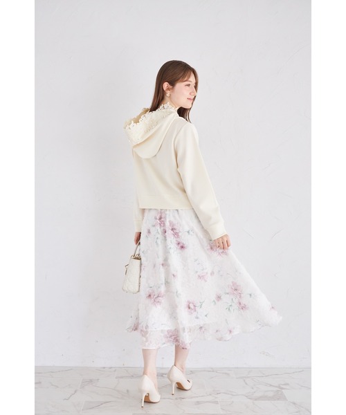 tocco closet(トッコ クローゼット)の「フラワーレース装飾ふんわりスフレタッチジップパーカー(パーカー・レディース・オフホワイト/ベージュ/ラベンダー・M)」の5枚目の写真