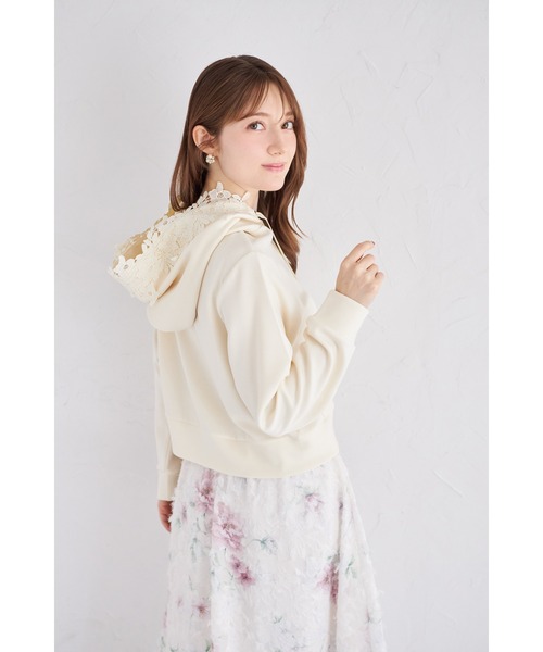 tocco closet(トッコ クローゼット)の「フラワーレース装飾ふんわりスフレタッチジップパーカー(パーカー・レディース・オフホワイト/ベージュ/ラベンダー・M)」の9枚目の写真