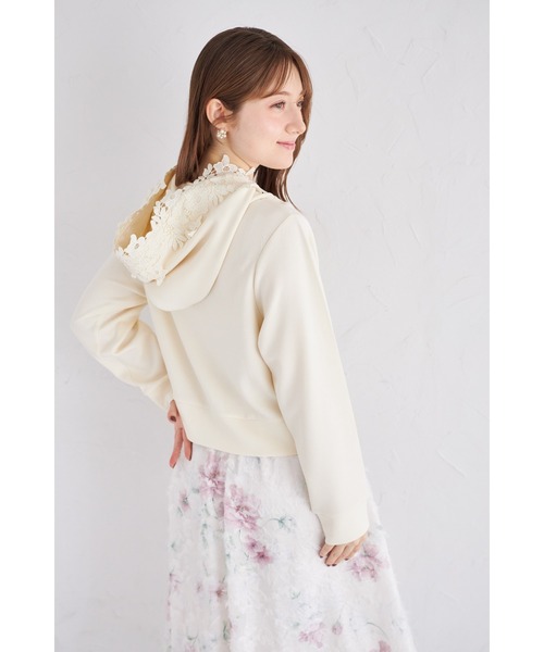 tocco closet(トッコ クローゼット)の「フラワーレース装飾ふんわりスフレタッチジップパーカー(パーカー・レディース・オフホワイト/ベージュ/ラベンダー・M)」の8枚目の写真