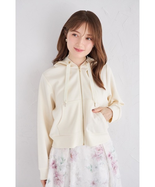 tocco closet(トッコ クローゼット)の「フラワーレース装飾ふんわりスフレタッチジップパーカー(パーカー・レディース・オフホワイト/ベージュ/ラベンダー・M)」の7枚目の写真