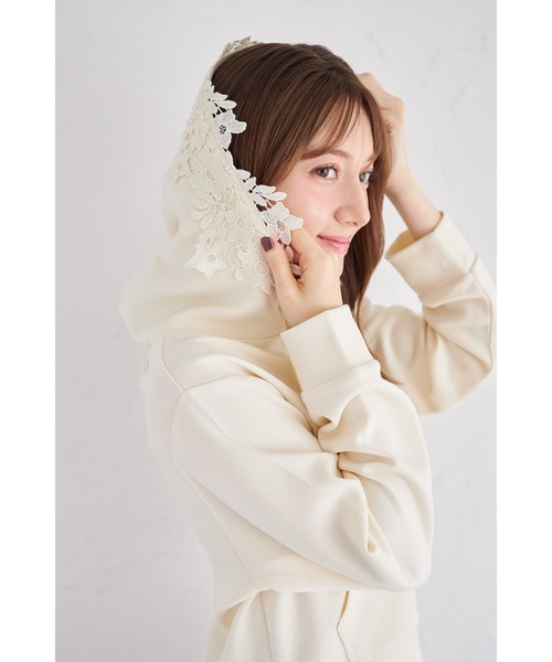 tocco closet(トッコ クローゼット)の「フラワーレース装飾ふんわりスフレタッチジップパーカー(パーカー・レディース・オフホワイト/ベージュ/ラベンダー・M)」の10枚目の写真
