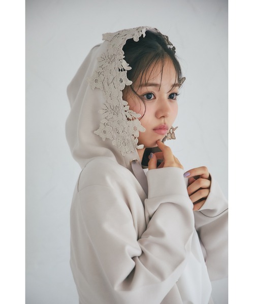 tocco closet(トッコ クローゼット)の「フラワーレース装飾ふんわりスフレタッチジップパーカー(パーカー・レディース・オフホワイト/ベージュ/ラベンダー・M)」の15枚目の写真