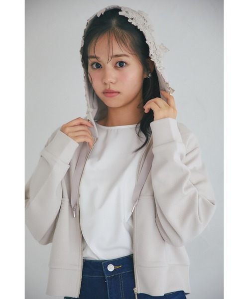 tocco closet(トッコ クローゼット)の「フラワーレース装飾ふんわりスフレタッチジップパーカー(パーカー・レディース・オフホワイト/ベージュ/ラベンダー・M)」の14枚目の写真