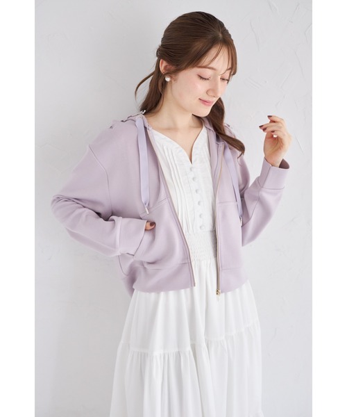 tocco closet(トッコ クローゼット)の「フラワーレース装飾ふんわりスフレタッチジップパーカー(パーカー・レディース・オフホワイト/ベージュ/ラベンダー・M)」の19枚目の写真
