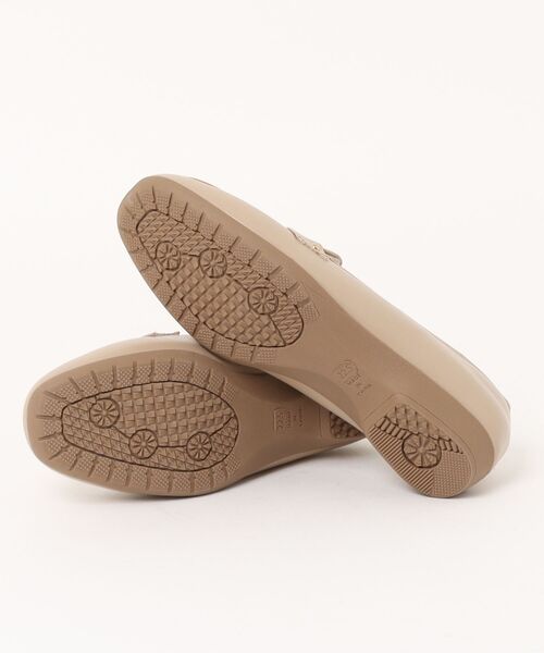 BETTY CLUB(ベティクラブ)の「【ELLE PLANET】ワンポイントローファー(パンプス・レディース・ダークベージュ/ブラック・24.5cm/24.0cm/23.5cm/23.0cm/22.5cm)」の4枚目の写真