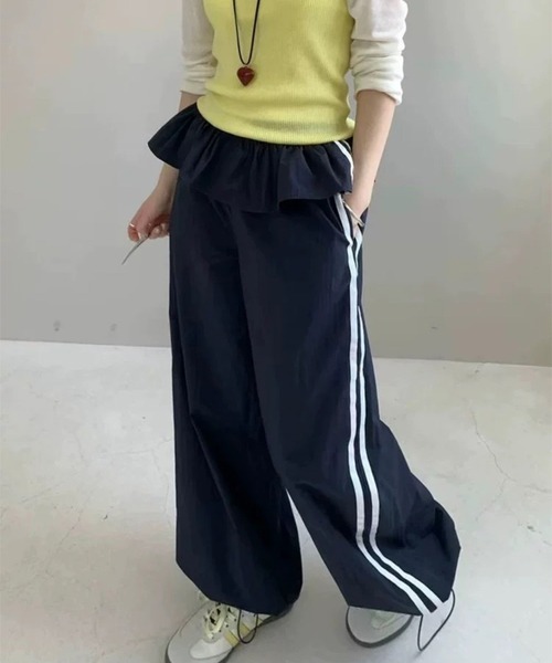 LYEON(リヨン)の「ウエストフリルレイヤードサイドラインパンツ(その他パンツ・レディース・ネイビー/ブラック/ボルドー・FREE)」の2枚目の写真