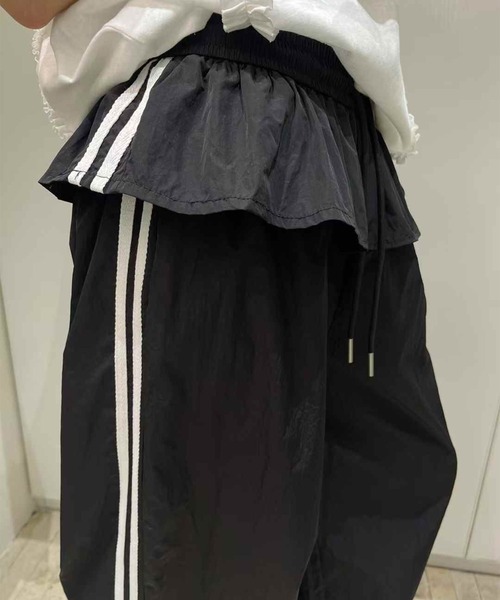 LYEON(リヨン)の「ウエストフリルレイヤードサイドラインパンツ(その他パンツ・レディース・ネイビー/ブラック/ボルドー・FREE)」の1枚目の写真