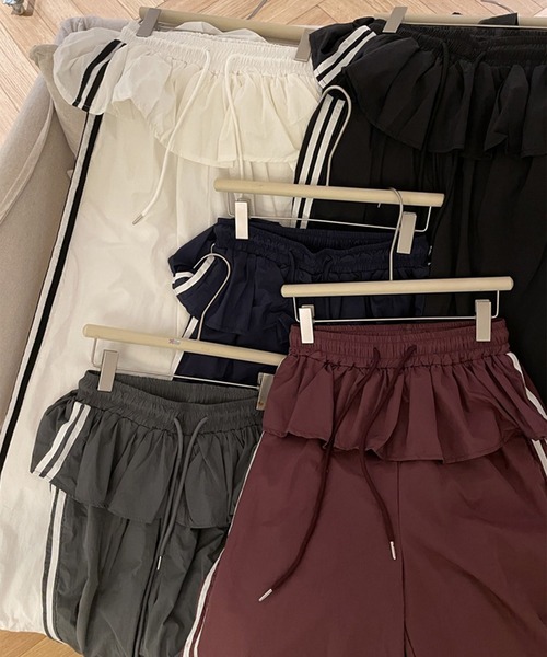 LYEON(リヨン)の「ウエストフリルレイヤードサイドラインパンツ(その他パンツ・レディース・ネイビー/ブラック/ボルドー・FREE)」の6枚目の写真