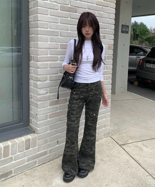 anyonemore(エニワンモア)の「ミリタリーカモフラージュ柄ブーツカットカーゴパンツ(デニムパンツ・レディース・カーキ・SMALL/MEDIUM/LARGE)」の8枚目の写真