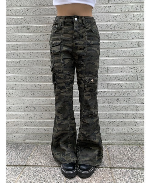 anyonemore(エニワンモア)の「ミリタリーカモフラージュ柄ブーツカットカーゴパンツ(デニムパンツ・レディース・カーキ・SMALL/MEDIUM/LARGE)」の13枚目の写真