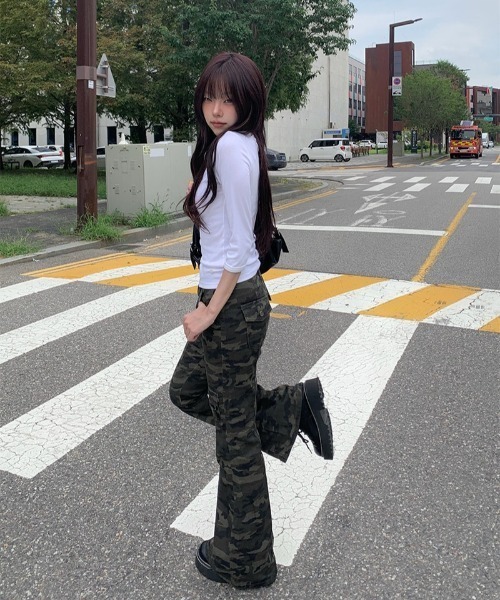 anyonemore(エニワンモア)の「ミリタリーカモフラージュ柄ブーツカットカーゴパンツ(デニムパンツ・レディース・カーキ・SMALL/MEDIUM/LARGE)」の18枚目の写真