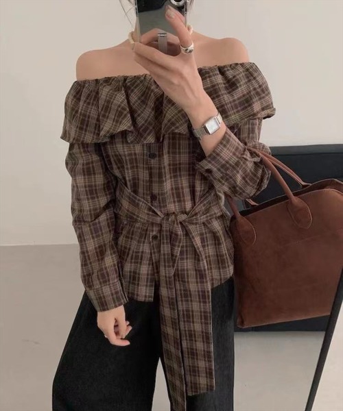 STAY MOTION（ステイモーション）の「【WEB限定】ウエストリボンチェック柄オフショルダートップス［大人 カジュアル 着回し力抜群］（シャツ/ブラウス・レディース・ブラウン/ネイビー・F）」の2枚目の写真
