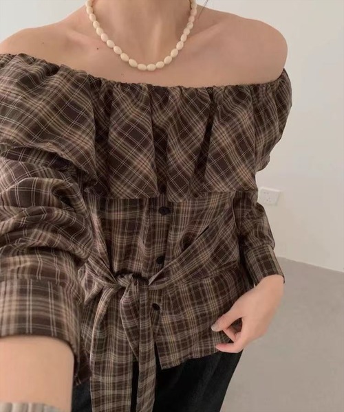 STAY MOTION（ステイモーション）の「【WEB限定】ウエストリボンチェック柄オフショルダートップス［大人 カジュアル 着回し力抜群］（シャツ/ブラウス・レディース・ブラウン/ネイビー・F）」の4枚目の写真