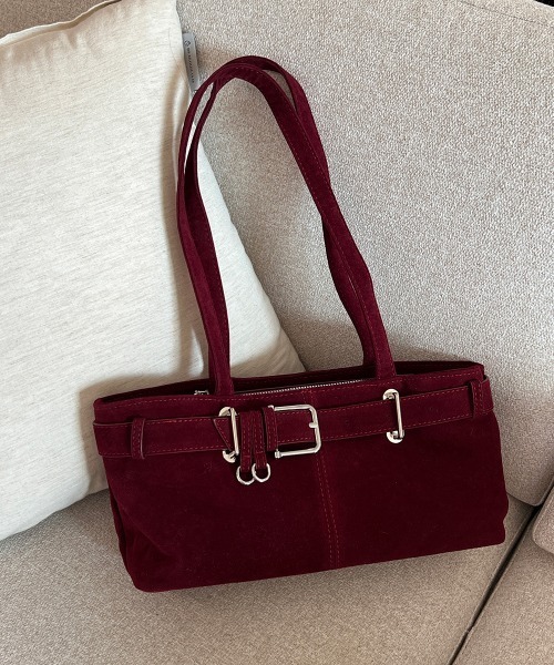 by muni:r（バイ ムニール）の「【着用動画あり・2色展開】バックルスウェードショルダーバッグ/2025 AW COLLECTION（ショルダーバッグ・レディース・ブラウン/バーガンディー・FREE）」の2枚目の写真