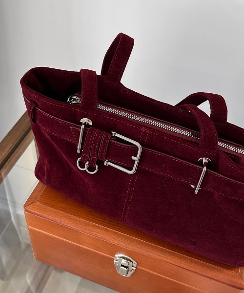 by muni:r（バイ ムニール）の「【着用動画あり・2色展開】バックルスウェードショルダーバッグ/2025 AW COLLECTION（ショルダーバッグ・レディース・ブラウン/バーガンディー・FREE）」の13枚目の写真