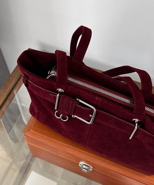 by muni:r（バイ ムニール）の「【着用動画あり・2色展開】バックルスウェードショルダーバッグ/2025 AW COLLECTION（ショルダーバッグ・レディース・ブラウン/バーガンディー・FREE）」の14枚目の写真