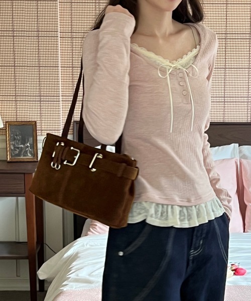 by muni:r（バイ ムニール）の「【着用動画あり・2色展開】バックルスウェードショルダーバッグ/2025 AW COLLECTION（ショルダーバッグ・レディース・ブラウン/バーガンディー・FREE）」の4枚目の写真