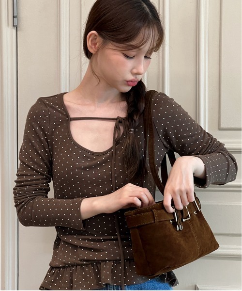 by muni:r（バイ ムニール）の「【着用動画あり・2色展開】バックルスウェードショルダーバッグ/2025 AW COLLECTION（ショルダーバッグ・レディース・ブラウン/バーガンディー・FREE）」の7枚目の写真