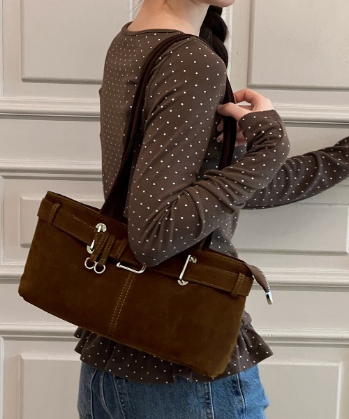 by muni:r（バイ ムニール）の「【着用動画あり・2色展開】バックルスウェードショルダーバッグ/2025 AW COLLECTION（ショルダーバッグ・レディース・ブラウン/バーガンディー・FREE）」の8枚目の写真