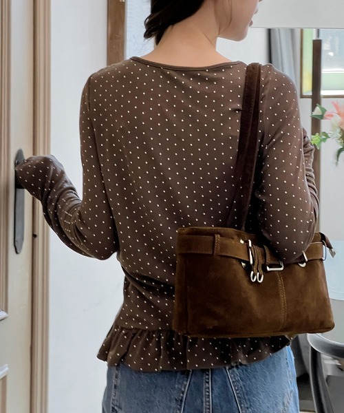 by muni:r（バイ ムニール）の「【着用動画あり・2色展開】バックルスウェードショルダーバッグ/2025 AW COLLECTION（ショルダーバッグ・レディース・ブラウン/バーガンディー・FREE）」の9枚目の写真