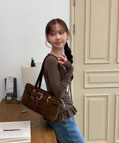 by muni:r（バイ ムニール）の「【着用動画あり・2色展開】バックルスウェードショルダーバッグ/2025 AW COLLECTION（ショルダーバッグ・レディース・ブラウン/バーガンディー・FREE）」の10枚目の写真